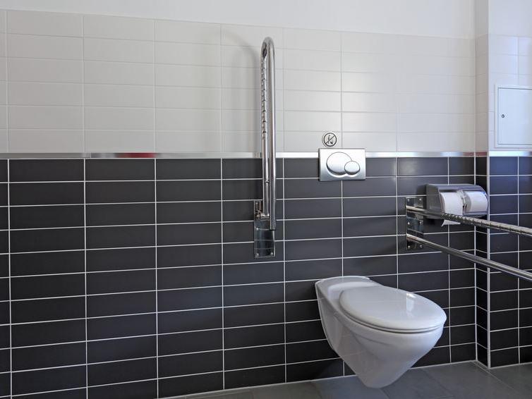 behindertengerechte Toilette